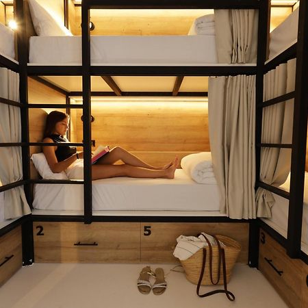 Black And White Hostel Palamos Ngoại thất bức ảnh