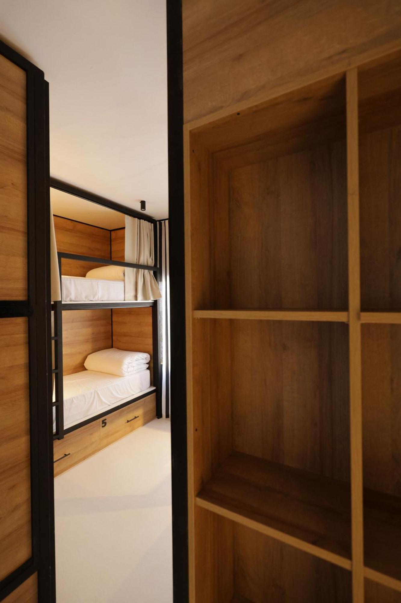 Black And White Hostel Palamos Phòng bức ảnh