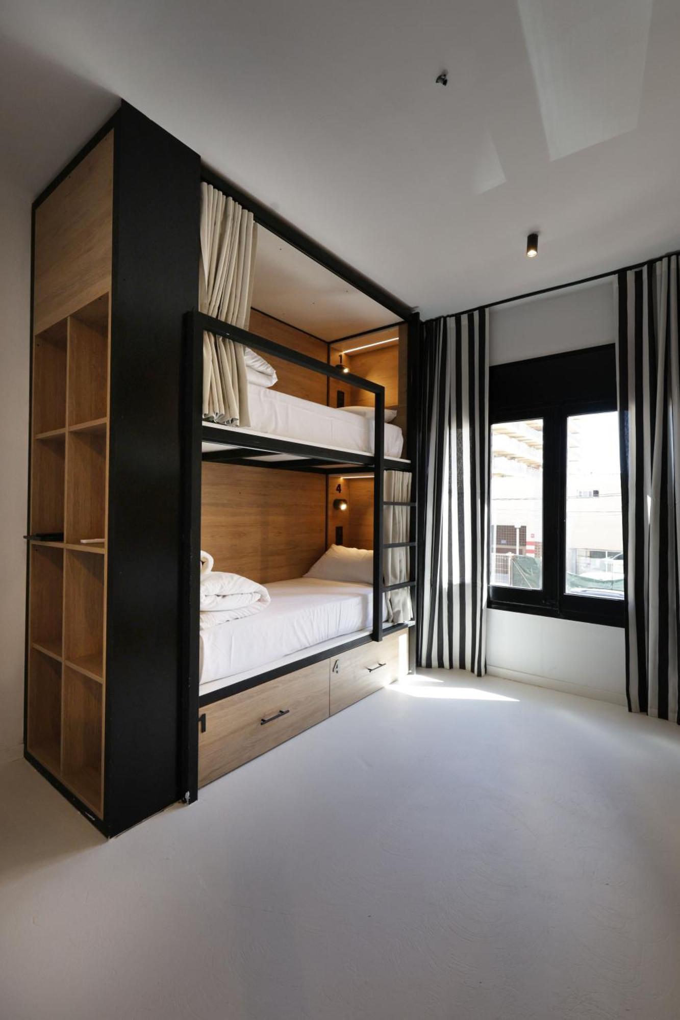 Black And White Hostel Palamos Ngoại thất bức ảnh