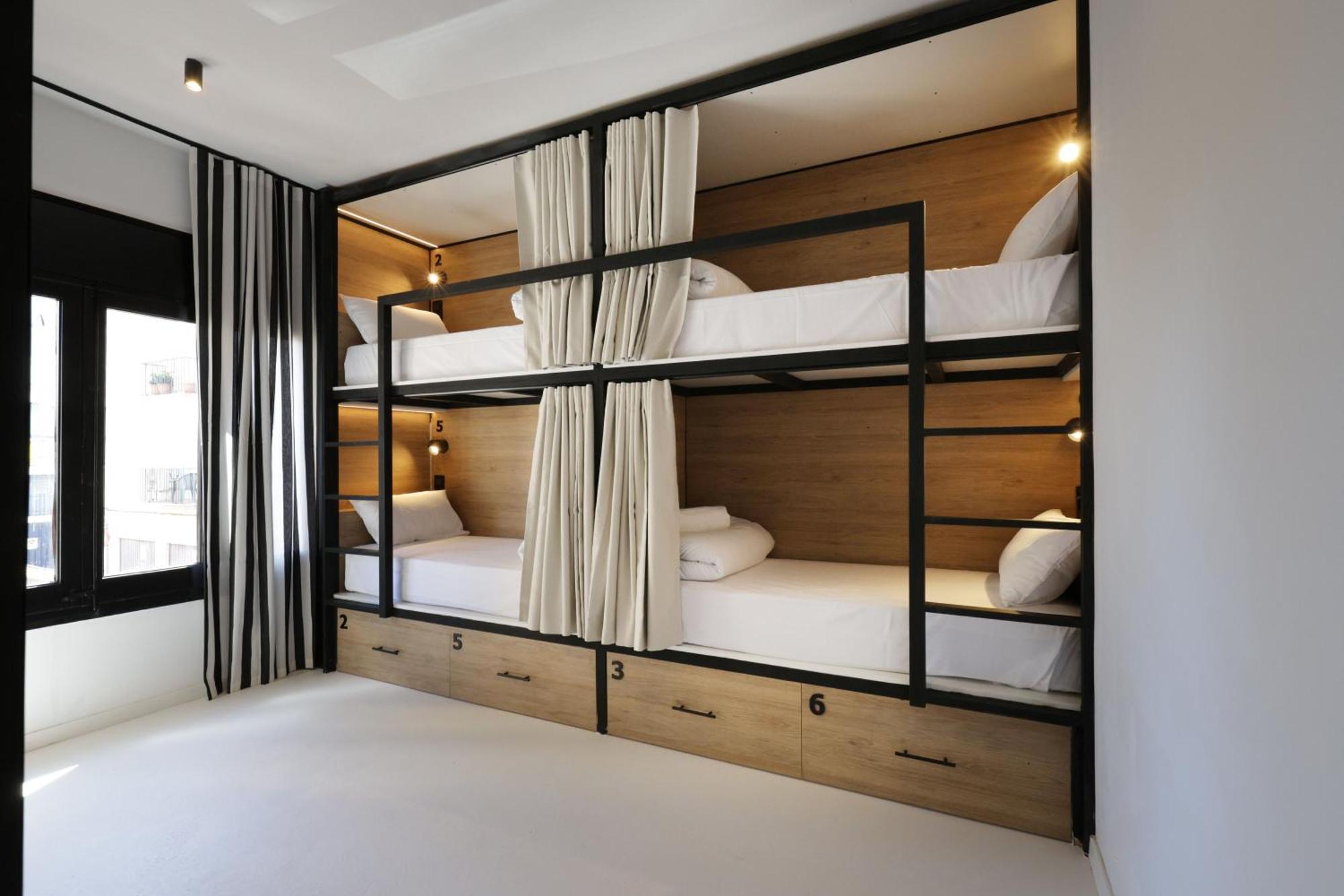 Black And White Hostel Palamos Ngoại thất bức ảnh