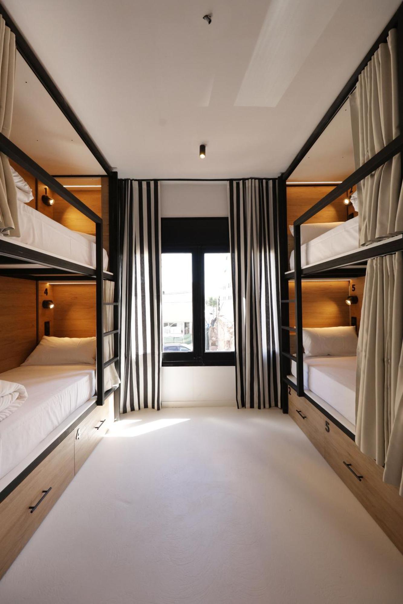 Black And White Hostel Palamos Ngoại thất bức ảnh