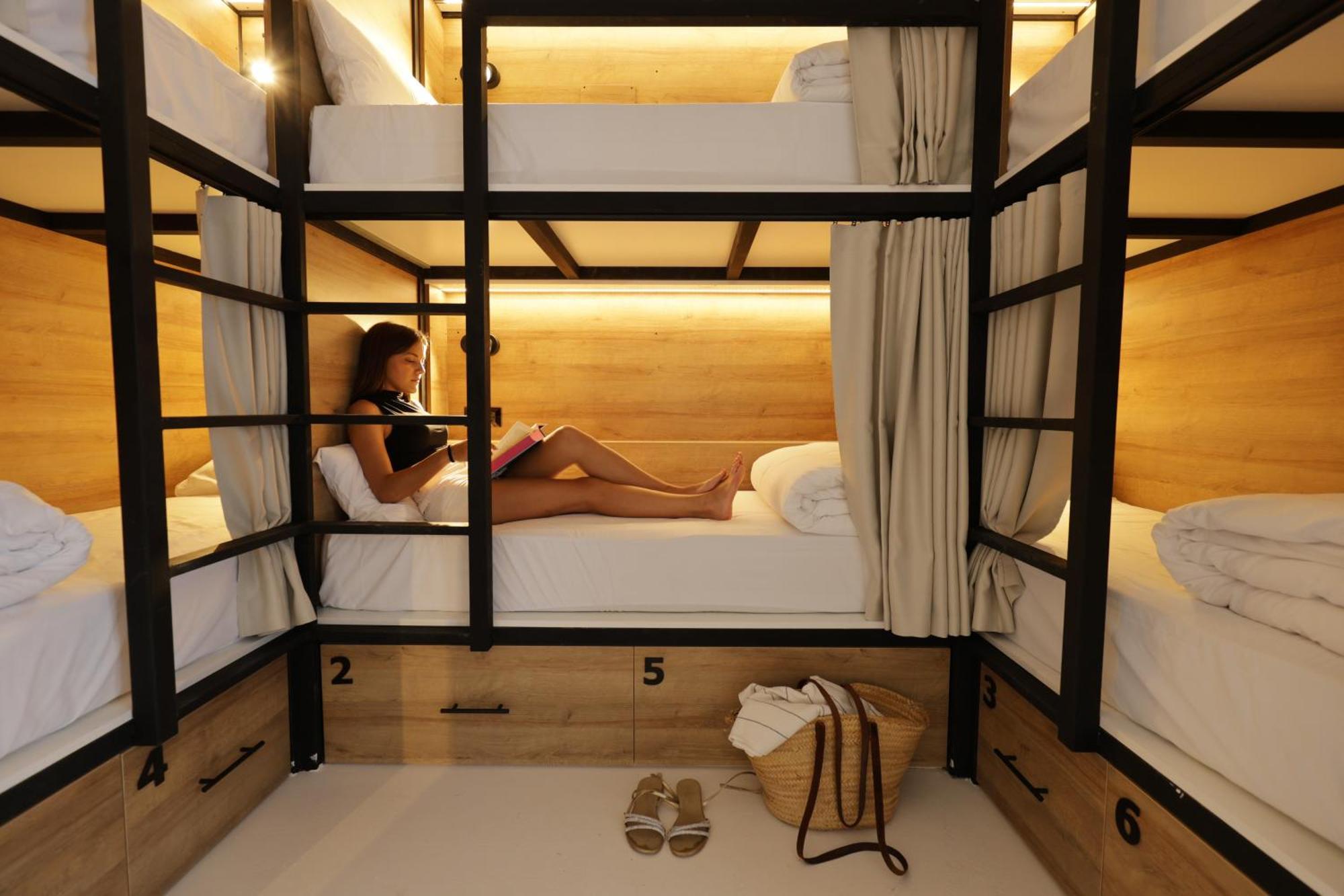 Black And White Hostel Palamos Ngoại thất bức ảnh